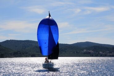Vivere in barca a vela: quanto costa e come trasformarlo in realtà